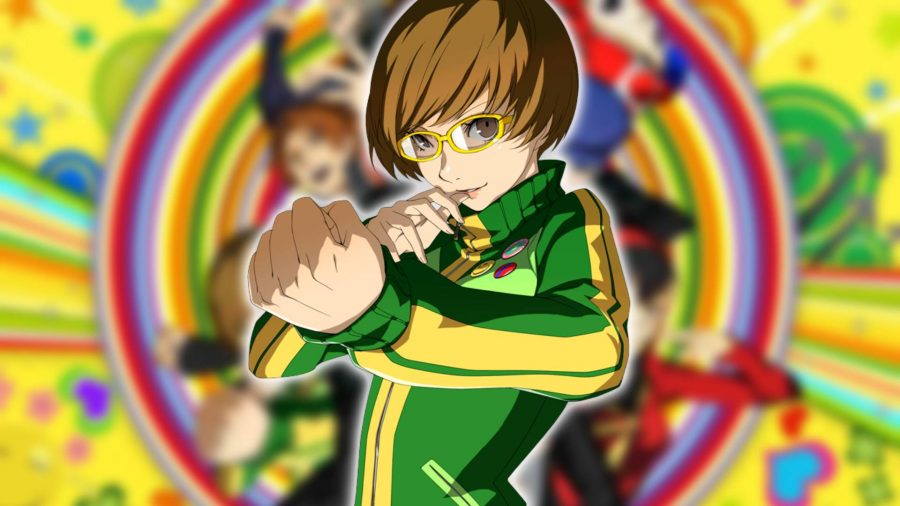 Postacie z Persony 4: Chie z Persona 4 Golden stoi twardo w pozie bojowej, ubrana w klasyczny żółto-zielony strój
