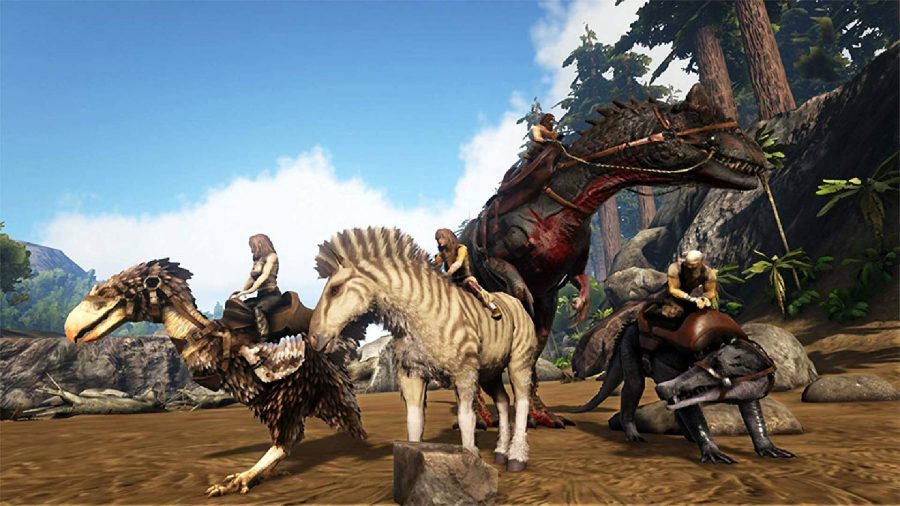 Gry w piaskownicy: postać jedzie na dinozaurze uzbrojonym w broń przez kilka innych zwierząt 
