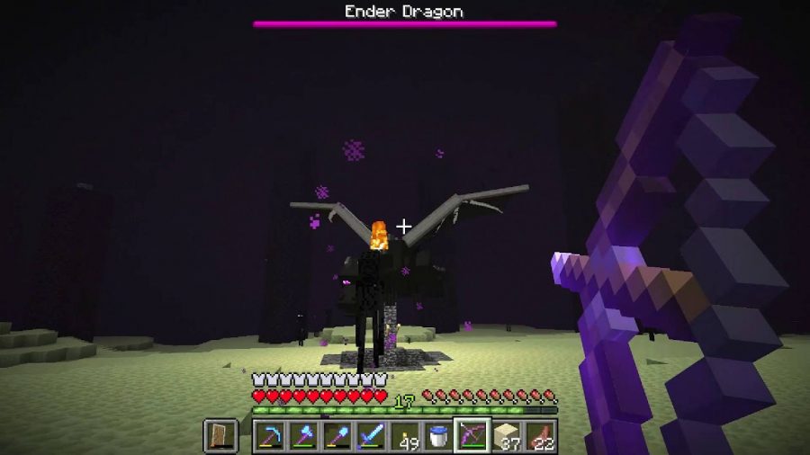 Minecraft Ender Dragon: obraz z Minecrafta pokazuje gracza atakującego gigantycznego wroga smoka, znanego jako Ender Dragon