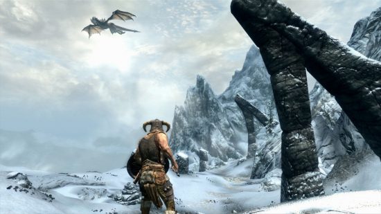 Gildia złodziei Skyrim: smok płynie na zimowym niebie nad dużą przełęczą, na której stoi żołnierz w rogowym hełmie na zrzucie ekranu ze Skyrim.