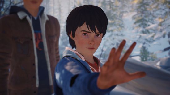 gry z wyborem Life is Strange - chłopiec trzymający rękę w zaśnieżonym lesie